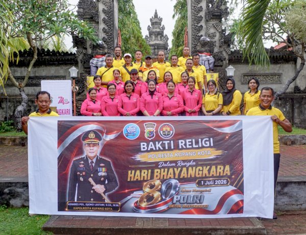 Polresta Kupang Kota Bersama Bhayangkari Bersihkan Rumah Ibadah, Sambut Hari Bhayangkara ke-80.