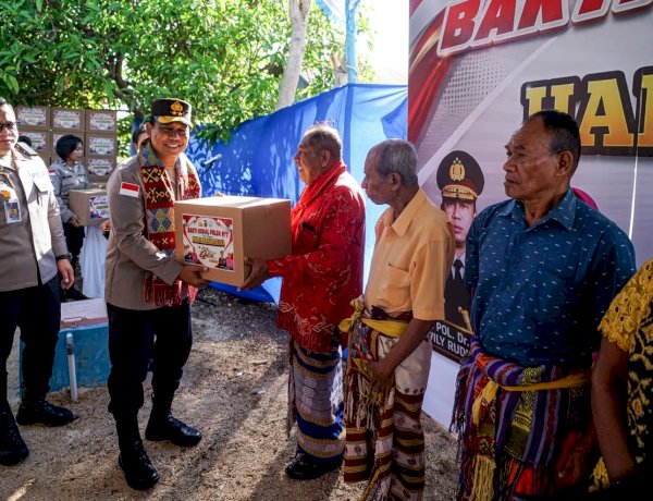 Polda NTT Penuh Kasih, Kapolda Irjen Rudi Darmoko Serahkan Bantuan Sembako bagi Warga Kota Kupang.