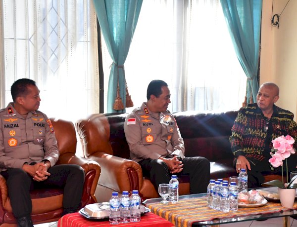 Momentum HUT Bhayangkara ke-80, Kapolda NTT Anjangsana ke Rumah Sesepuh Polri Irjen Pol. (Purn.) Jacky Uly Perkuat Silaturahmi dan Jalin Komunikasi untuk Kemajuan Polda NTT.