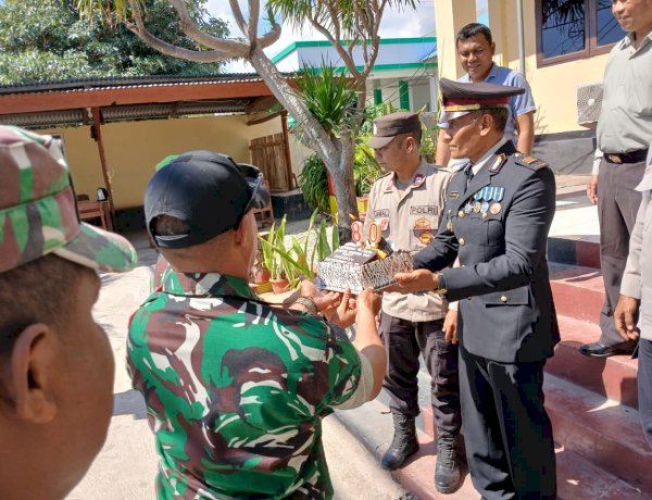 Sinergisitas TNI-Polri, Koramil 1604-07/Alak Beri Kejutan Hari Bhayangkara ke-80 di Polsek Alak.
