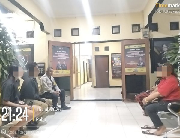 Bhabinkamtibmas Airnona Mediasi Perselisihan di Grup WhatsApp, Anak Muda Sepakat Berdamai.