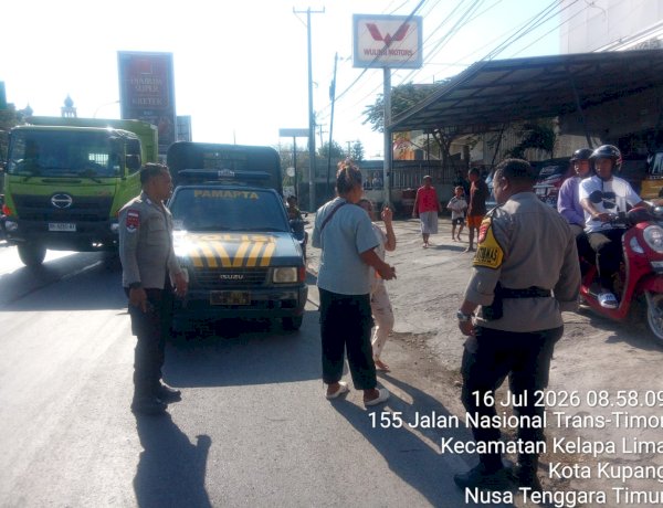 Aduan Layanan Kepolisian 110 Ditindaklanjuti, Polsek Kota Lama Evakuasi Wanita Diduga Depresi di Pinggir Jalan.