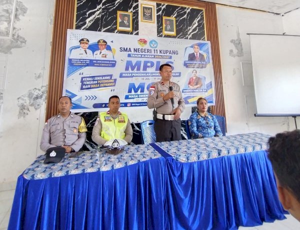 Edukasi Aman dan Tertib Lalu Lintas, Polsek Maulafa Beri Materi MPLS Siswa Baru SMA Negeri 11 Kota Kupang.
