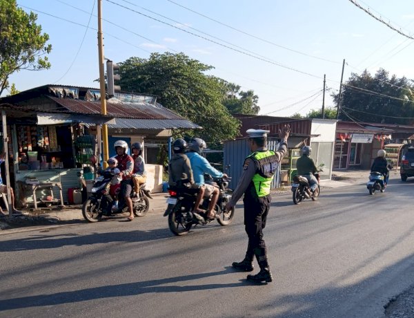 Jaga Keselamatan Pengguna Jalan, Polsek Kota Raja Intensifkan Pengaturan Lalu Lintas Pagi.