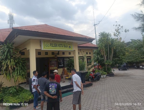 Polsek Kota Raja Berhasil Mediasi Perselisihan Keluarga Jelang Pernikahan, Proses Pengembalian Barang Adat Berjalan Aman.