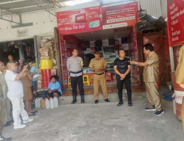 Bhabinkamtibmas Kolhua Dampingi Disperindag Sidak Pangkalan Minyak Tanah di BTN Kolhua,  Kapolsek Beri Dukungan.