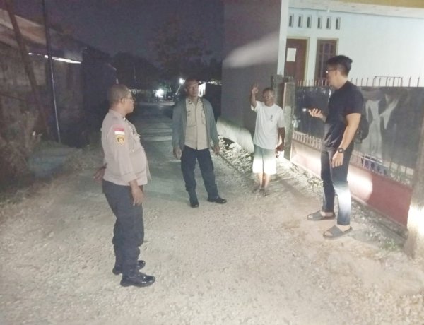 Respons Cepat Piket SPKT Polsek Maulafa Padamkan Api Akibat Pembakaran Sampah di Penfui