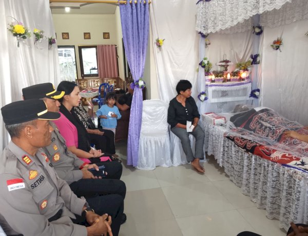 Wujud Duka Mendalam, Kapolresta Kupang Kota Bersama Ketua Bhayangkari Melayat Almarhum Aipda George Letan.