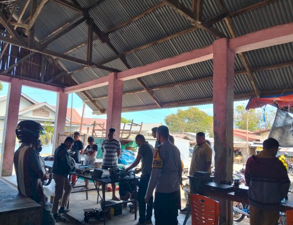 Bhabinkamtibmas Fatululi Kawal Sidang Tera Ulang Timbangan di Pasar Oebobo, Wujudkan Perdagangan yang Jujur dan Adil.
