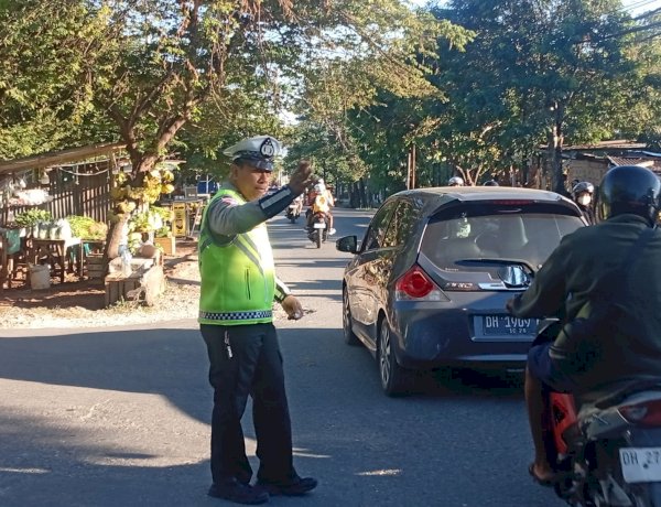 Tingkatkan Kamseltibcarlantas, Unit Lantas Polsek Maulafa Pengaturan Pagi di Dua Titik Rawan Kemacetan.