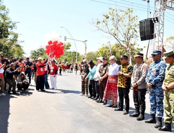 Kapolda NTT Hadiri Pawai Pembangunan 2026, 69 Tim Tampilkan Wajah Keberagaman NTT.