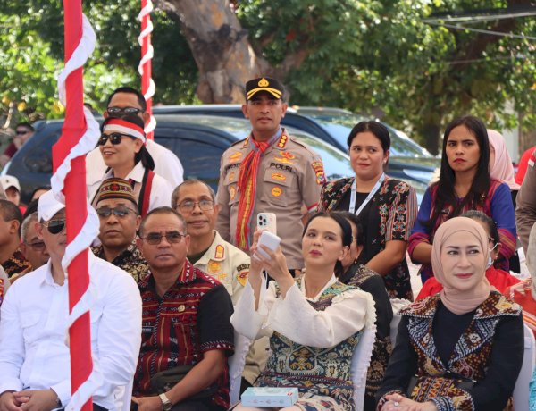 Kapolresta Kupang Kota Bersama Ketua Bhayangkari Hadiri Pembukaan Pawai Pembangunan dan Karnaval Budaya NTT