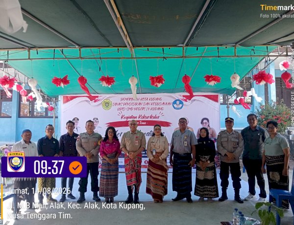 Bhabinkamtibmas Penkase Oeleta Dampingi Kanit Samapta Hadiri Pembukaan Kegiatan “Kurikuler Membatik” di SMP Negeri 14 Kota Kupang