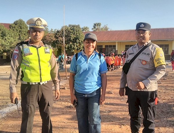 Polsek Maulafa Kawal dan Atur Lalin Gerak Jalan Santai HUT ke-81 RI, SD dan SMP Tunas Mandiri.