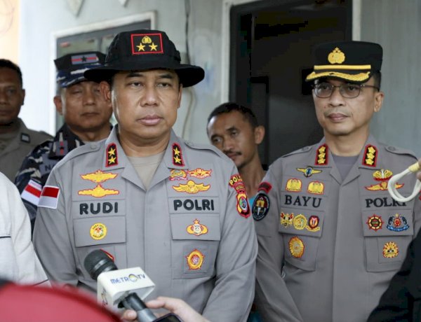 Kapolda NTT Tinjau Rumah Warga Terdampak Gempa, Salurkan Bantuan Sosial.