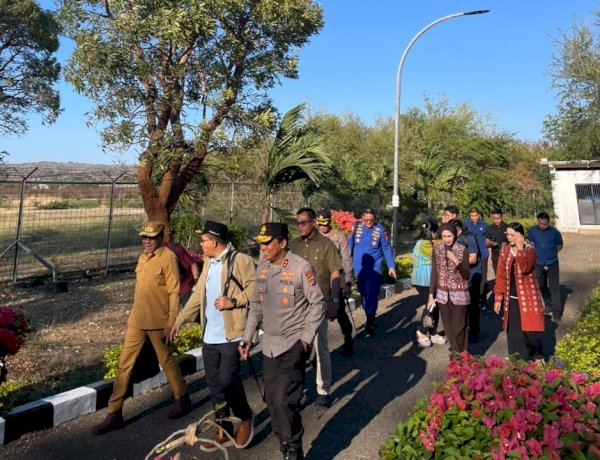​​​​​​​Kapolresta Kupang Kota Bersama Ketua Bhayangkari, Antar Keberangkatan Kapolda NTT Menuju Kabupaten Manggarai.