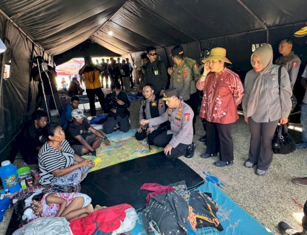 Polri Perkuat Penanganan Gempa NTT, Kapolri Tinjau Lokasi Terdampak dan Serahkan Bantuan.