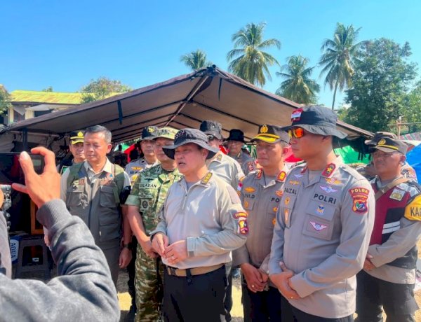 Wakapolda NTT Dampingi Astamaops Kapolri Tinjau Posko Pengungsian Korban Gempa di Reo.