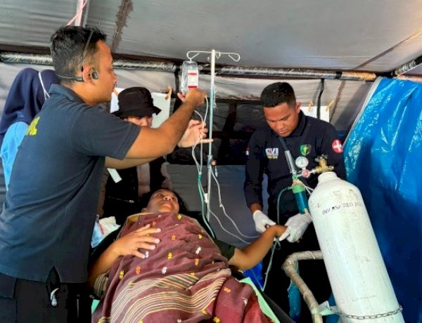 Tenaga Kesehatan Pusdokkes Polri dan Biddokkes Polda NTT Bantu Persalinan Korban Gempa di Tenda Pengungsian
