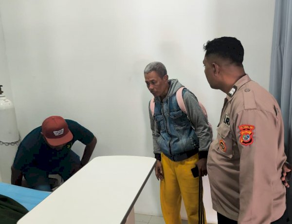 Pohon Tumbang Timpa Sepeda Motor di Depan SD Negeri Naikoten, Polsek Kota Raja dan BPBD Lakukan Penanganan.