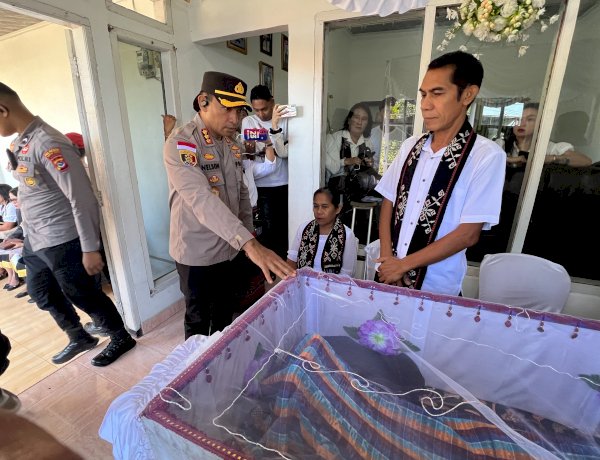 Kapolresta Kupang Kota Melayat ke Rumah Duka Alm. AIPDA Charles Rondo