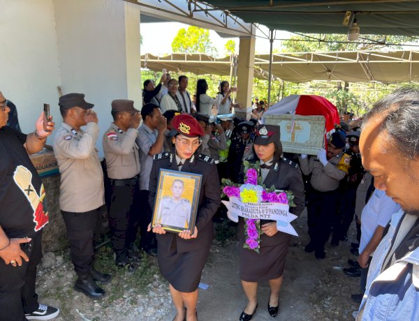 Polresta Kupang Kota Gelar Upacara Persemayaman AIPDA Charles Rondo, Kapolresta Kombes Nelson: Dedikasi dan Loyalitas Almarhum Patut Dihargai.