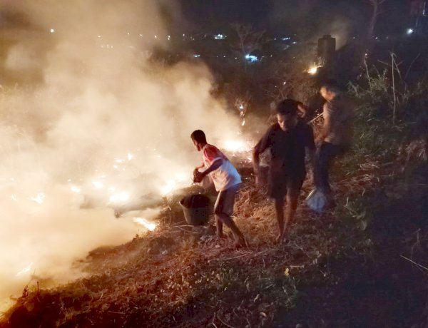 Polsek Maulafa dan Warga Padamkan Kebakaran Lahan Kosong di Jalur 40, Kapolsek Imbau Warga Tak Bakar Lahan Saat Kemarau.