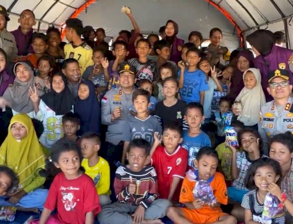 “Anak-Anak Korban Bencana Tak Boleh Kehilangan Harapan”, Pesan Kapolda NTT di Tengah Pengungsian Gempa.