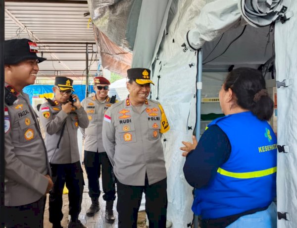 Di Tengah Gempa, Lahir Gempita: Kapolda NTT Sambangi Bayi yang Lahir Saat Bencana di RSUD Aeramo.