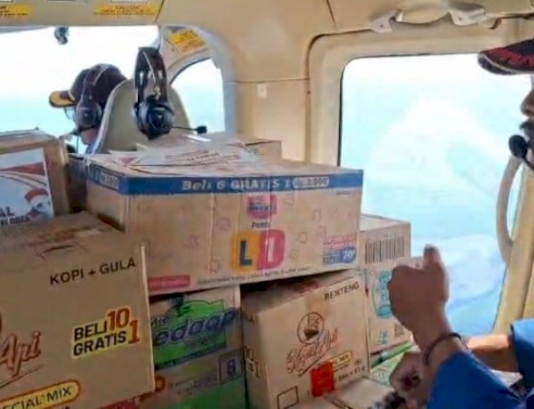 Polri Lakukan Airdrop Bantuan untuk Warga Kampung Landor yang Masih Terisolasi