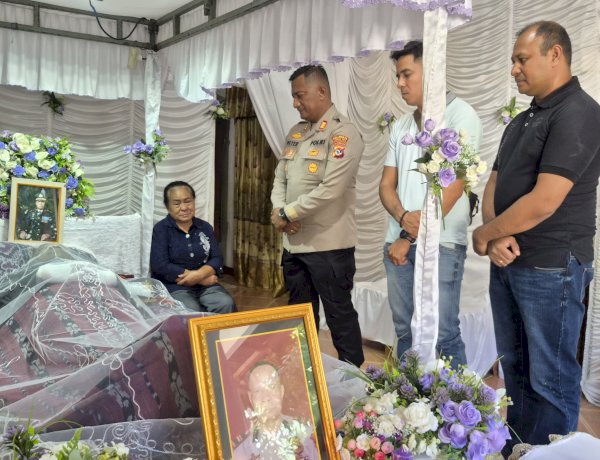 Kapolsek Maulafa dan Anggota Melayat ke Rumah Duka Almarhum IPTU (Purn) Kis Laahana, Wujud Penghormatan dan Belasungkawa.