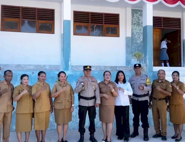 Kasat Tahti Polresta Kupang Kota Jadi Pembina Upacara di SMAN 11, Tekankan Disiplin dan Bijak Bermedia Sosial.
