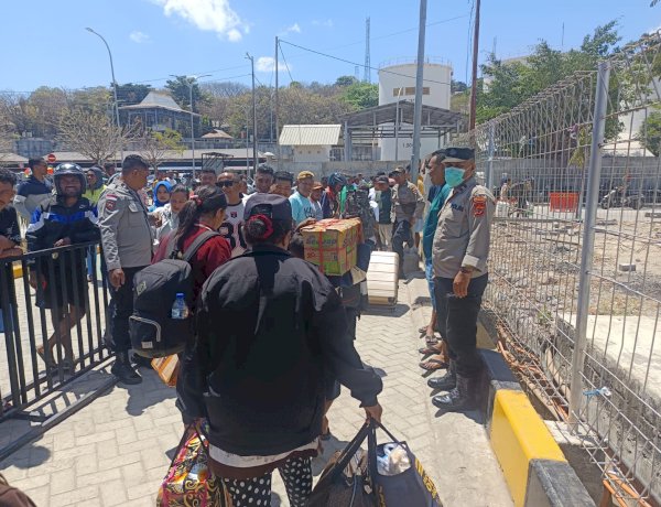 Polsubsektor Pelabuhan Tenau Amankan Debarkasi Ratusan Penumpang Kapal Sirimau
