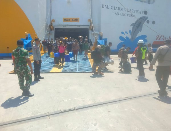 Polresta Kupang Kota Amankan Debarkasi Ratusan Penumpang KM. Dharma Kartika V di Pelabuhan Tenau