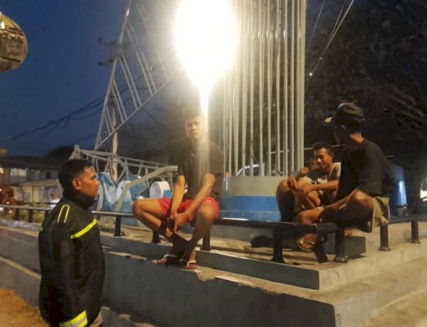 Patroli Dialogis Malam Hari, Bhabinkamtibmas Namosain Cegah Gangguan Kamtibmas Akibat Konsumsi Miras.