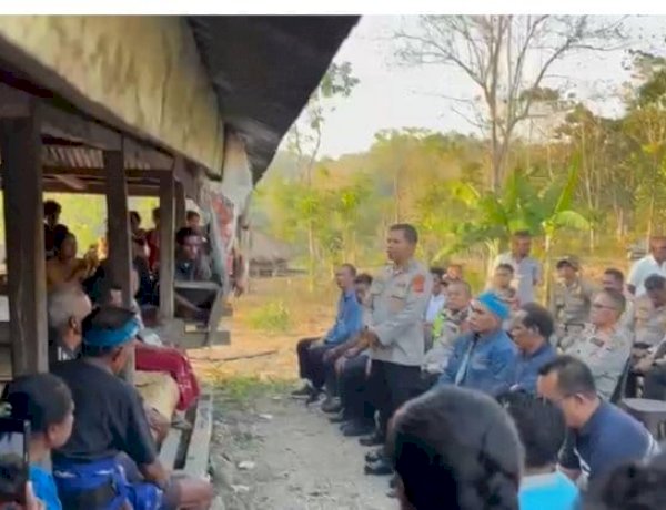 Sampaikan Duka Cita yang Mendalam, PJU Polda NTT Bersama Kapolres Sumba Barat Melayat ke Rumah Duka Korban Penembakan (Pelaku Curnak).