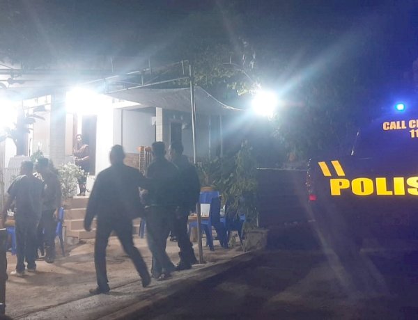 Patroli Polsek Maulafa Respons Aduan Warga di Layanan Polisi 110, Bubarkan Pesta Miras di Depan RS St. Carolus Borromeus.