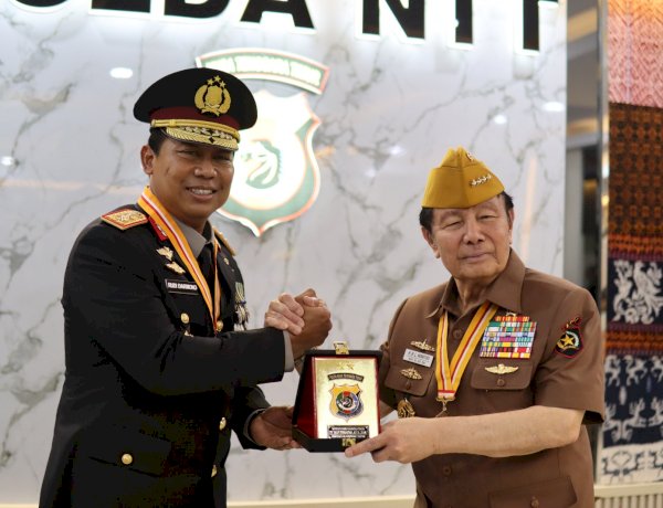 Kapolresta Kupang Kota Hadiri Penganugerahan Bintang LVRI untuk Kapolda NTT dan Wagub NTT.