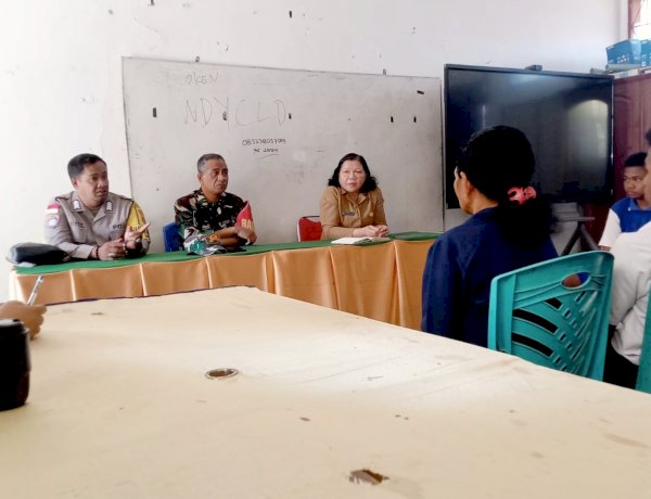 Sosialisasi Cegah Tawuran Pelajar, Bhabinkamtibmas Sikumana Sambangi Orang Tua Murid di SMPN 12 Kupang.