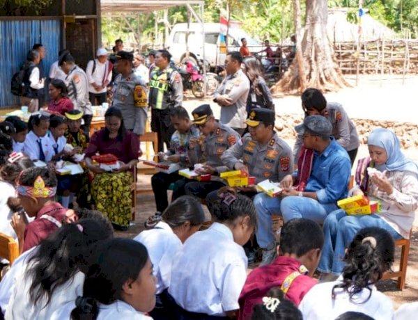 Resmikan Revitalisasi SMPTK Imanuel Tuapakas, Kapolda Ajak Siswa Makan Bersama Penuh Kehangatan.