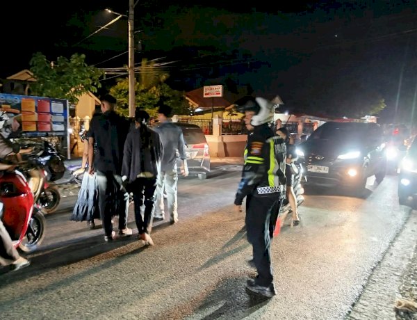 Personil Unit Lantas Polsek Maulafa Amankan Ibadah Minggu Sore di Gereja St. Yosep Pekerja Penfui