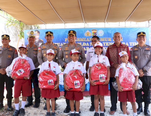 Kapolda NTT Hadirkan Senyum Anak Bello Lewat Bantuan Perlengkapan Sekolah