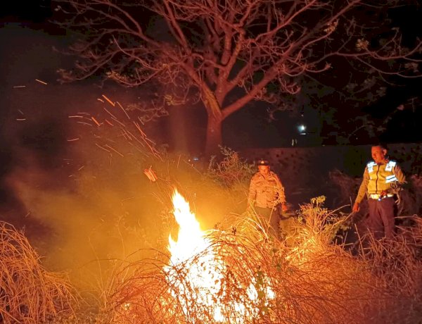 Patroli Cipta Kondisi Polsek Maulafa di Akhir Pekan, Amankan Wilayah dan Padamkan Lahan Rumput Terbakar.