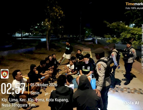Patroli Perintis Presisi Polresta Kupang Kota Sisir Jalur Protokol, Bubarkan Kerumunan Remaja Secara Humanis.