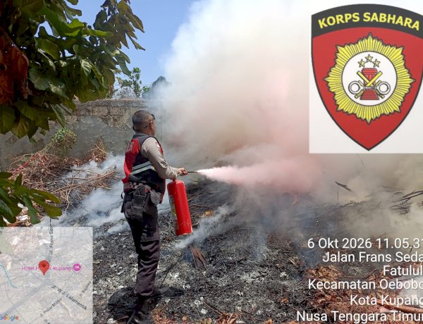 Samapta Polresta Kupang Kota Respons Cepat dan Bantu Padamkan Kebakaran Sampah di Jalan Frans Seda