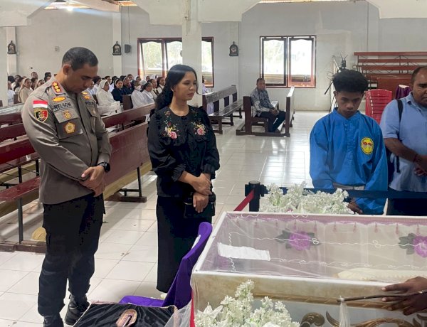 Ungkapan Duka dan Penghormatan, Kapolresta Kupang Kota Bersama Ibu Melayat Jenazah Romo Yallo.