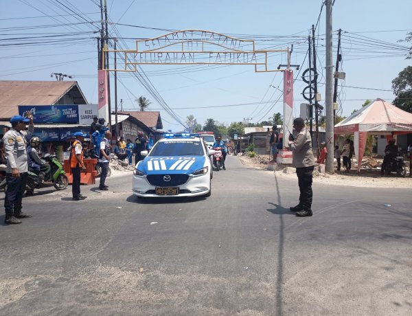 Polsek Maulafa Amankan dan Kawal Prosesi Ibadah Pemakaman Romo Yakobus Longga, Pr di Gereja Kuasi St. Petrus Haukoto.