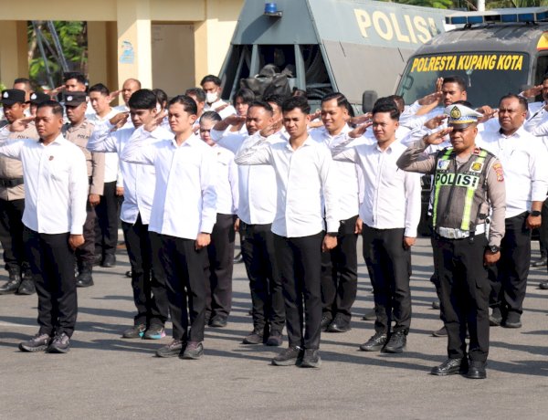 Semangat Pagi, Semangat Kebersamaan! Personel Polresta Kupang Kota Jaga Kekompakan saat Berlatih PBB.
