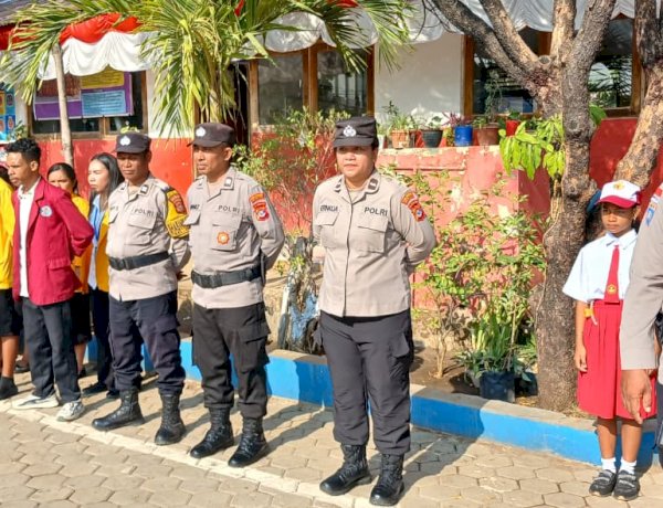 Tanamkan Wawasan Kebangsaan Sejak Dini, Kanit Binmas Polsek Kota Raja Jadi Pembina Upacara Di SD Gmit No. 7 Oebufu.