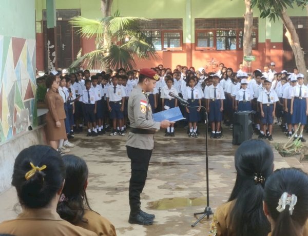 Polsek Maulafa Jadi Pembina Upacara di SMPN 13 Kupang, Tekankan Bahaya Kenakalan Remaja dan Bullying.